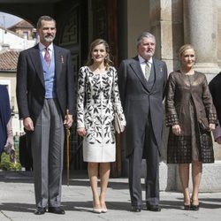 Los Reyes Felipe y Letizia con Soraya Sáenz de Santamaría, Íñigo Méndez de Vigo y Cristina Cifuentes en la entrega del Premio Cervantes 2016