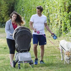 Carlos Baute y Astrid Klisans con su hijo Markuss y sus perros en el parque