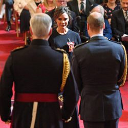 Victoria Beckham en la entrega de la condecoración de la Orden del Imperio Británico