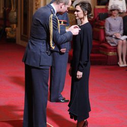 Victoria Beckham recibe la condecoración de la Orden del Imperio Británico