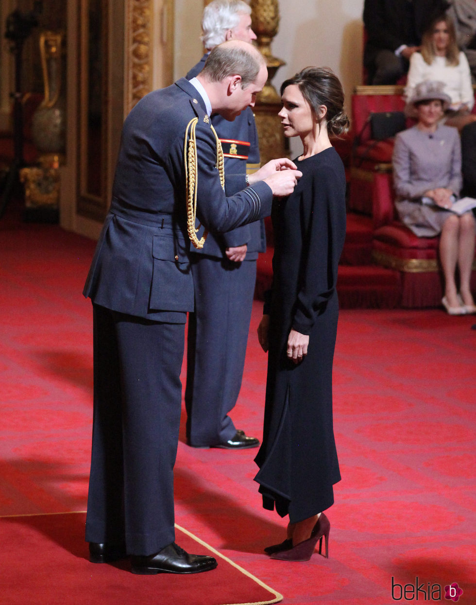 Victoria Beckham recibe la condecoración de la Orden del Imperio Británico