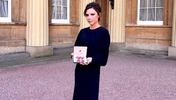 Victoria Beckham posa con su condecoración de la Orden del Imperio Británico