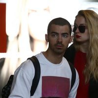 Joe Jonas y Sophie Turner en el aeropuerto de París