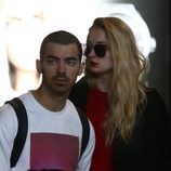 Joe Jonas y Sophie Turner en el aeropuerto de París