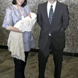 Federico y Mary de Dinamarca con su hija recién nacida Isabel en 2007