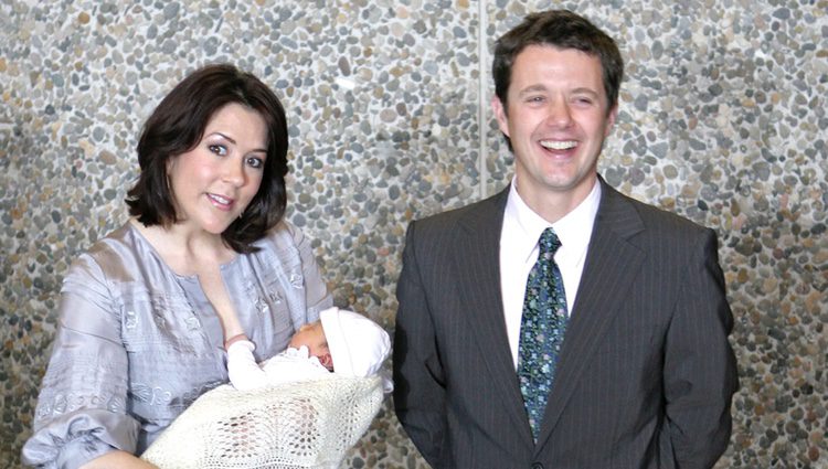 Federico y Mary de Dinamarca con su hija recién nacida Isabel en 2007