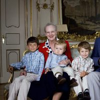 Margarita y Enrique de Dinamarca con sus nietos Félix, Nicolás, Christian e Isabel cuando eran pequeños