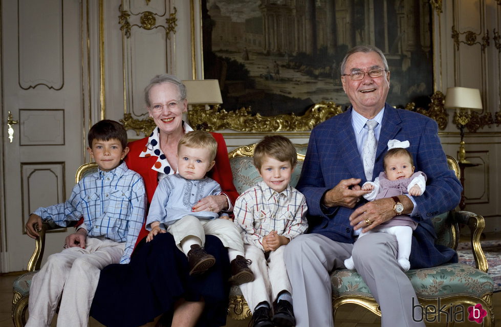 Margarita y Enrique de Dinamarca con sus nietos Félix, Nicolás, Christian e Isabel cuando eran pequeños