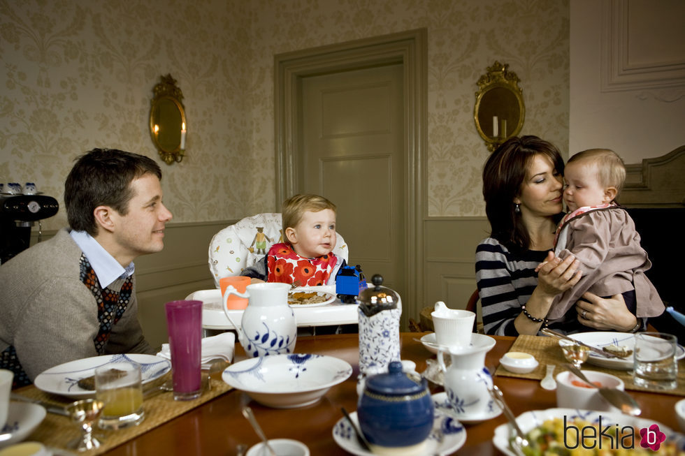 Federico y Mary de Dinamarca desayunando con sus hijos Christian e Isabel