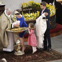 Isabel de Dinamarca mirando la pila bautismal en el bautizo de sus hermanos Vicente y Josefina