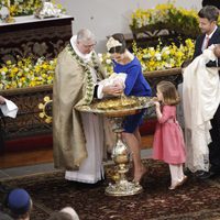Isabel de Dinamarca mirando la pila bautismal en el bautizo de sus hermanos Vicente y Josefina