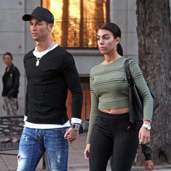 Cristiano Ronaldo y Georgina Rodríguez caminando por Madrid