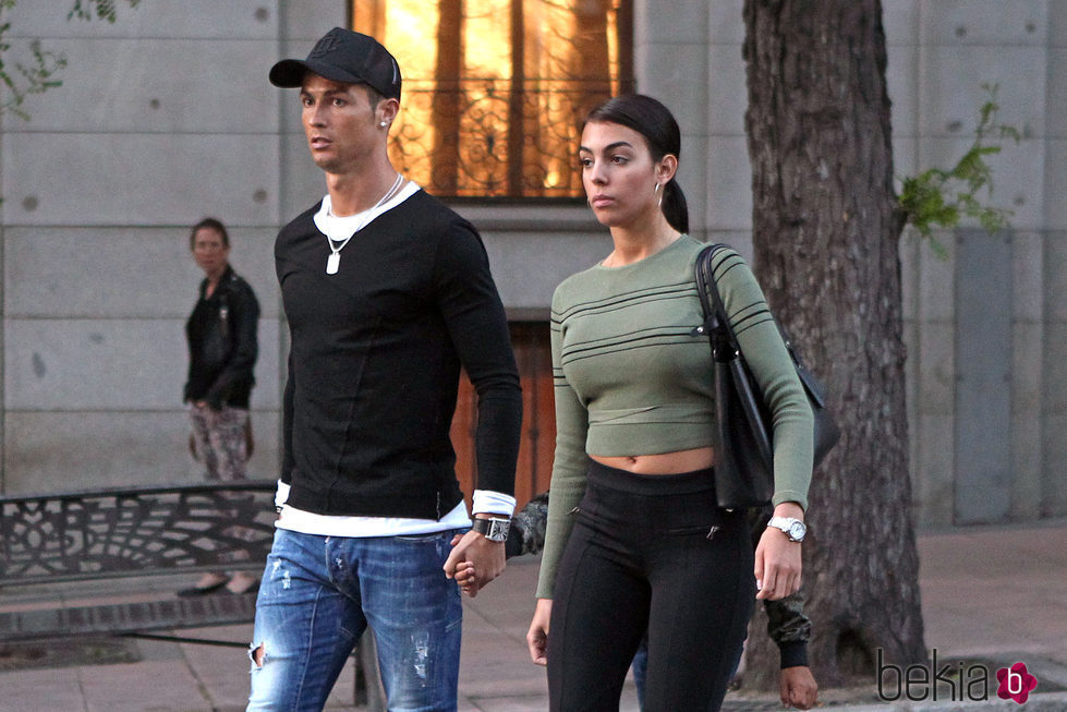 Cristiano Ronaldo y Georgina Rodríguez caminando por Madrid