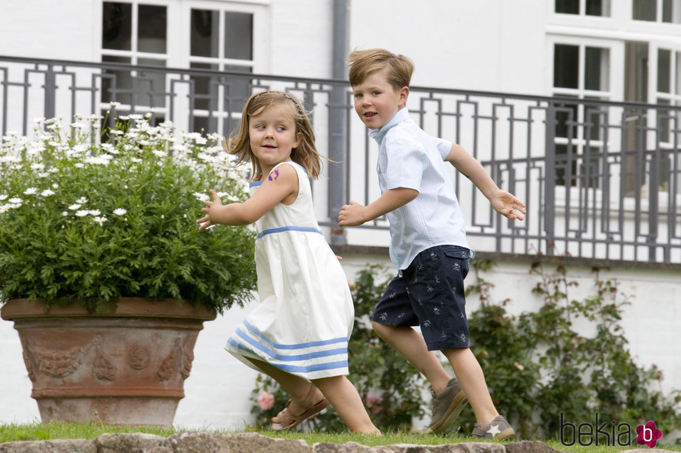 Christian e Isabel de Dinamarca corriendo en los jardines de palacio