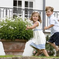 Christian e Isabel de Dinamarca corriendo en los jardines de palacio
