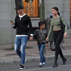 Cristiano Ronaldo con su novia Georgina Rodríguez y su hijo caminando por Madrid
