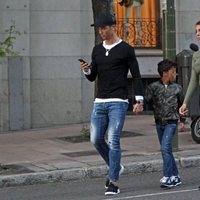 Cristiano Ronaldo con su novia Georgina Rodríguez y su hijo caminando por Madrid