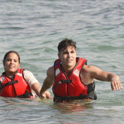 Gloria Camila y Kiko Jiménez llegan a la playa tras saltar del helicóptero de 'Supervivientes 2017'