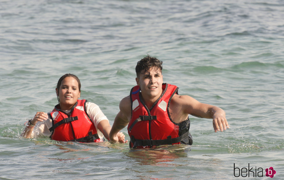Gloria Camila y Kiko Jiménez llegan a la playa tras saltar del helicóptero de 'Supervivientes 2017'