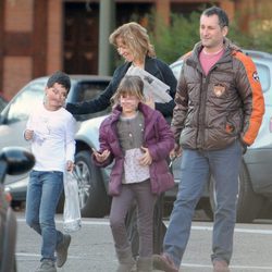 Susanna Griso y su marido Carlos Torras con sus dos hijos