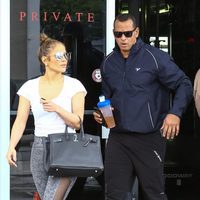 Jennifer Lopez y Alex Rodriguez saliendo del gimnasio juntos