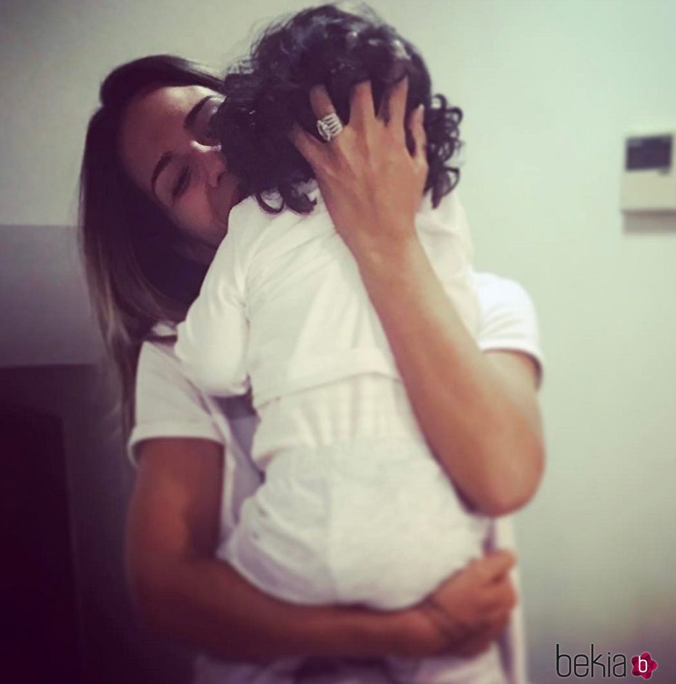 Tamara Gorro abraza a su hija Shaila tras volver de Estados Unidos