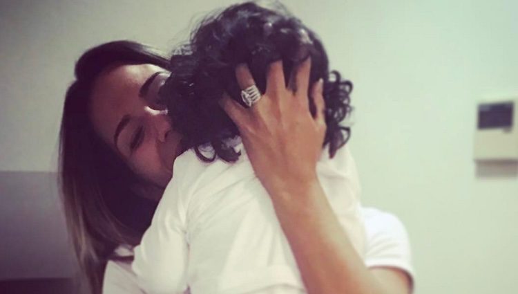 Tamara Gorro abraza a su hija Shaila tras volver de Estados Unidos