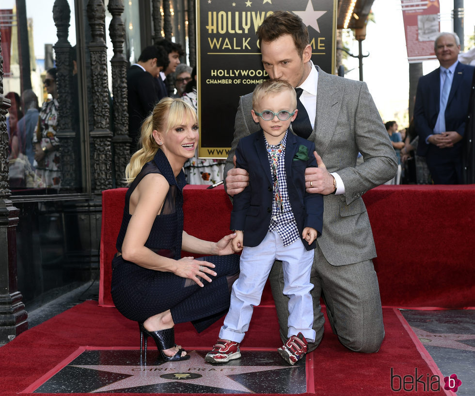 Chris Pratt recibe su estrella en el Paseo de la Fama junto a Anna Faris y su hijo