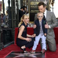 Chris Pratt recibe su estrella en el Paseo de la Fama junto a Anna Faris y su hijo