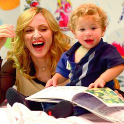 Madonna con un niño en una de las firmas de su libro