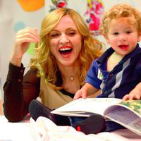 Madonna con un niño en una de las firmas de su libro