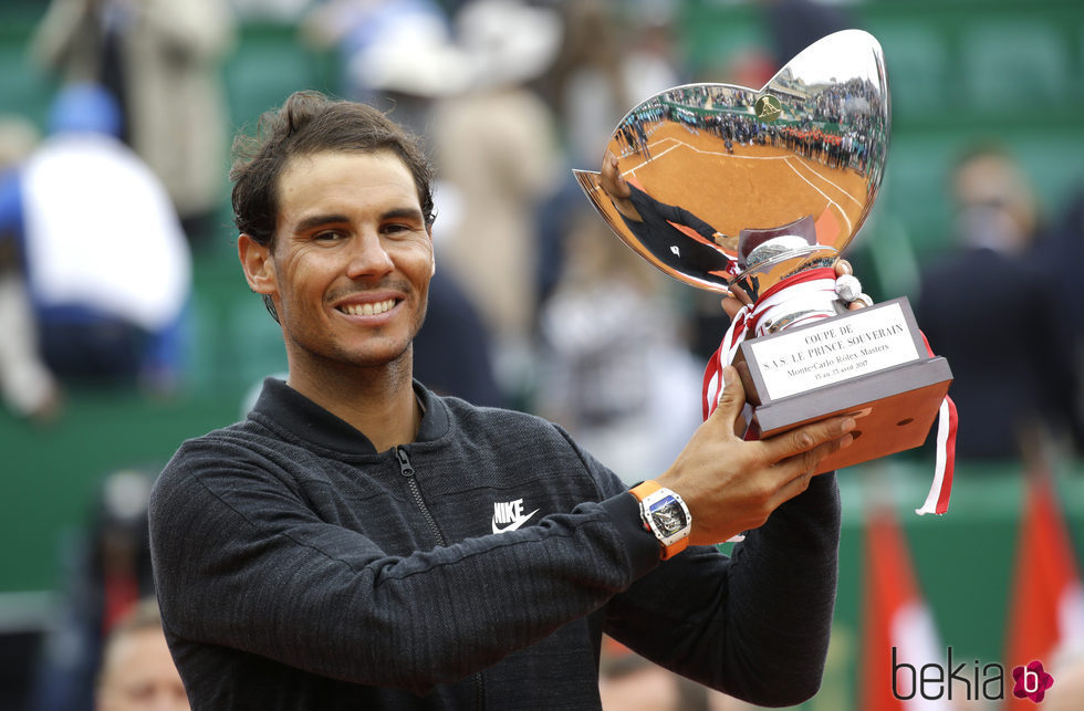 Rafa Nadal con el trofeo de campeón del Master 1000 de Monte-Carlo - Rafa Nadal, el tenista español de la historia - Foto en Bekia Actualidad