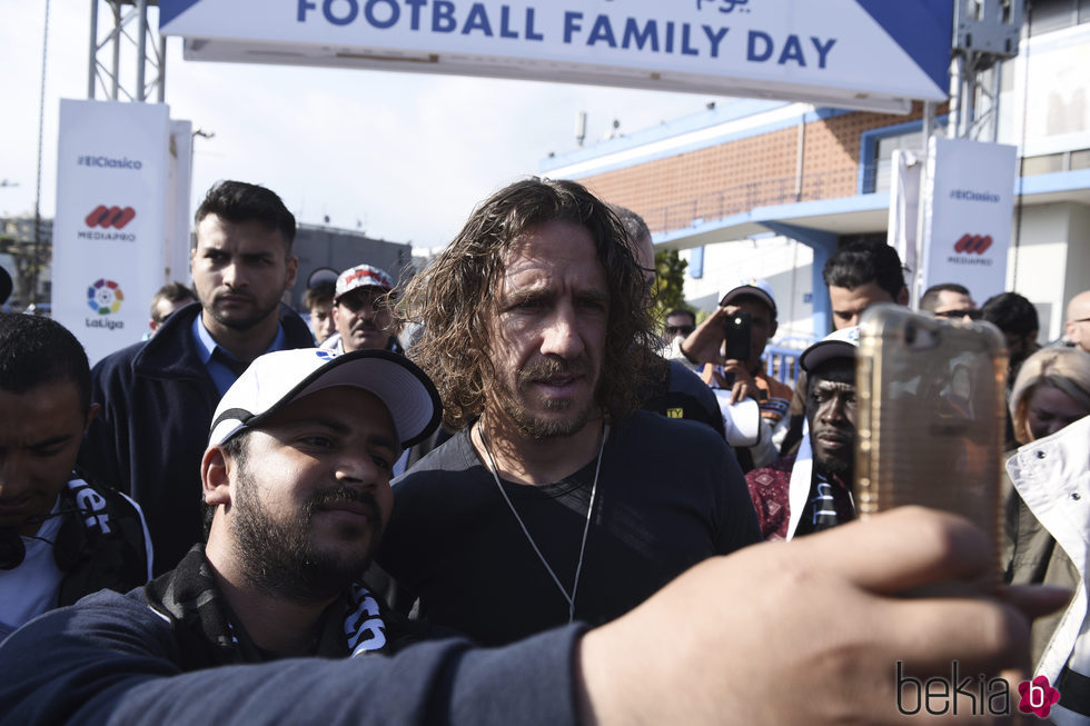 Carles Puyol firmando autógrafos a un refugiado de Grecia