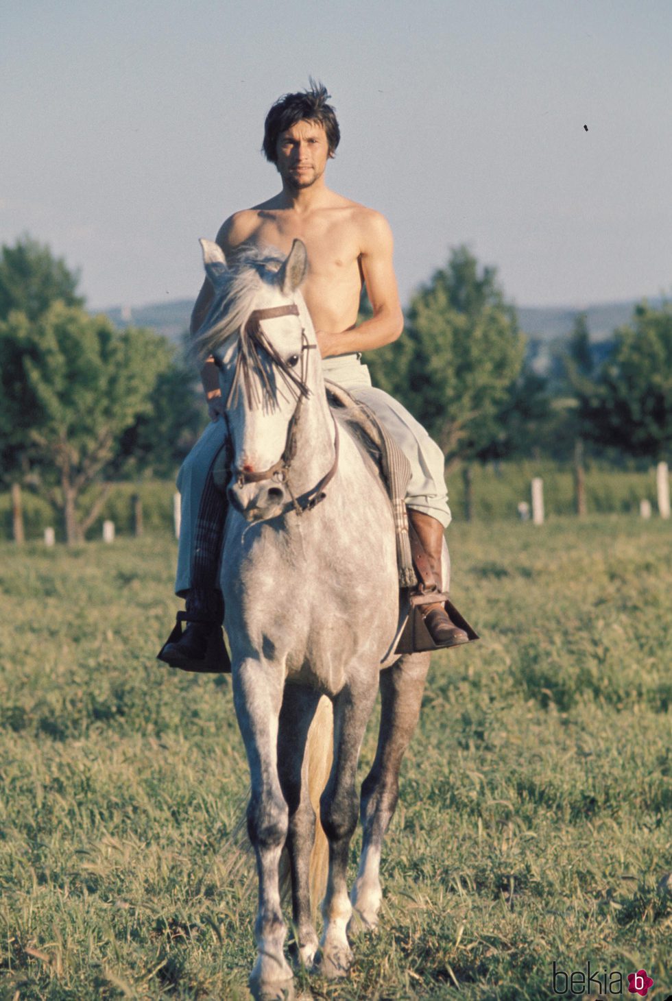 Palomo Linares montando a caballo cuando era joven