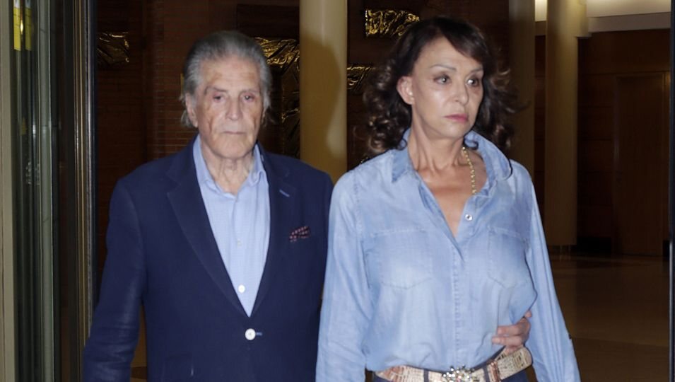 Jaime Ostos y María Ángeles Grajal en la capilla ardiente de Palomo Linares