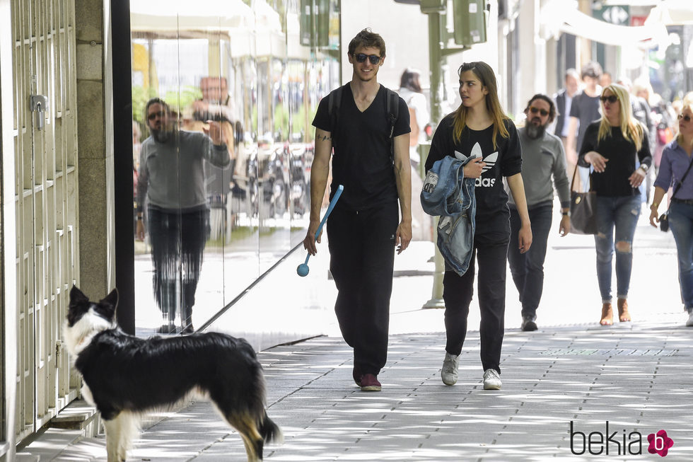 Nicolás Coronado y Ainara Aristegui paseando al perro