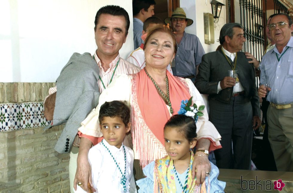 Rocío Jurado junto a Ortega Cano y sus hijos José Fernando y Gloria Camila