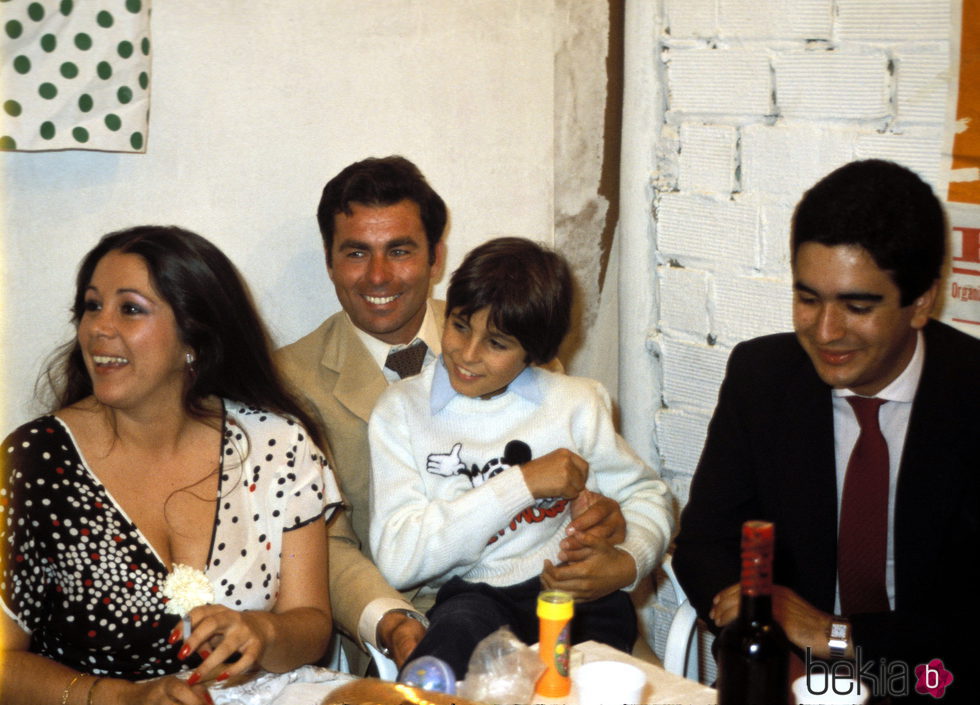 Fran Rivera junto a su padre e Isabel Pantoja