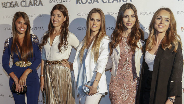 Antonella Roccuzzo, Nuria Cunillera, Elena Galera, Melissa Jiménez y Romarey Ventura en el desfile de la nueva colección de Rosa Clará