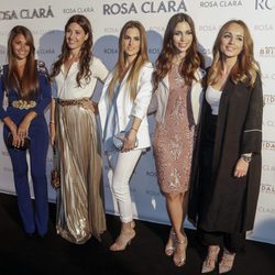 Antonella Roccuzzo, Nuria Cunillera, Elena Galera, Melissa Jiménez y Romarey Ventura en el desfile de la nueva colección de Rosa Clará