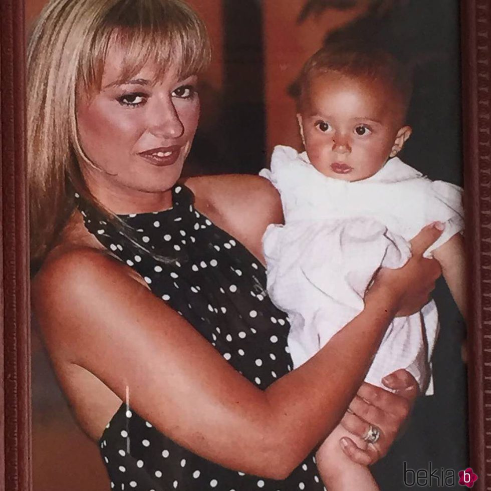 Belén Esteban sostiene en brazos a Andrea Janeiro cuando era un bebé