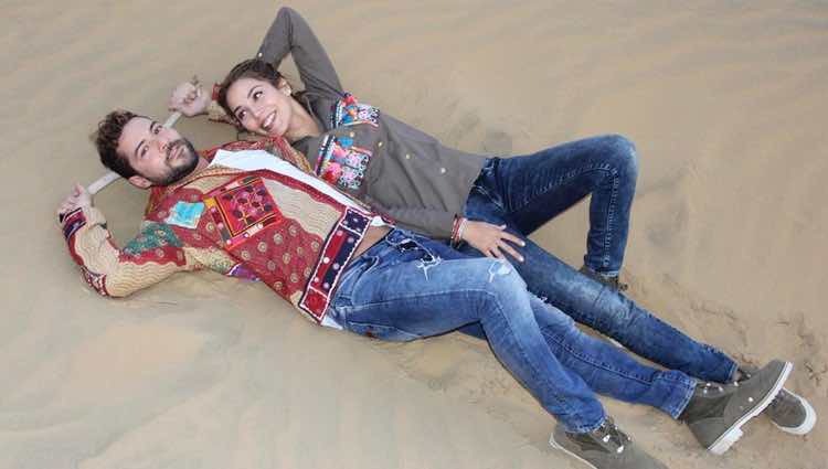 David Bisbal y Rosanna Zanetti muy cariñosos tumbados sobre la arena
