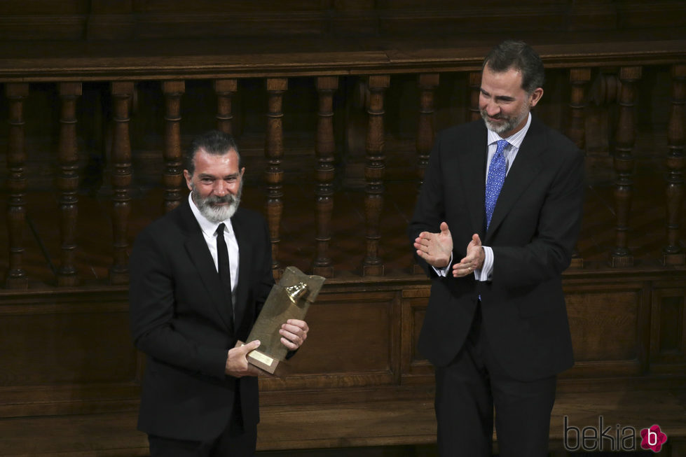 Antonio Banderas recibe un galardón de la mano del Rey Felipe VI