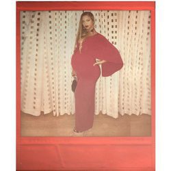 Beyoncé muestra su embarazo vestida de rojo