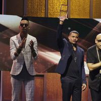 El dúo Gente de Zona en el escenario de los Billboard Latinos 2017