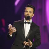 Luis Fonsi con su premio en los Billboard Latinos 2017
