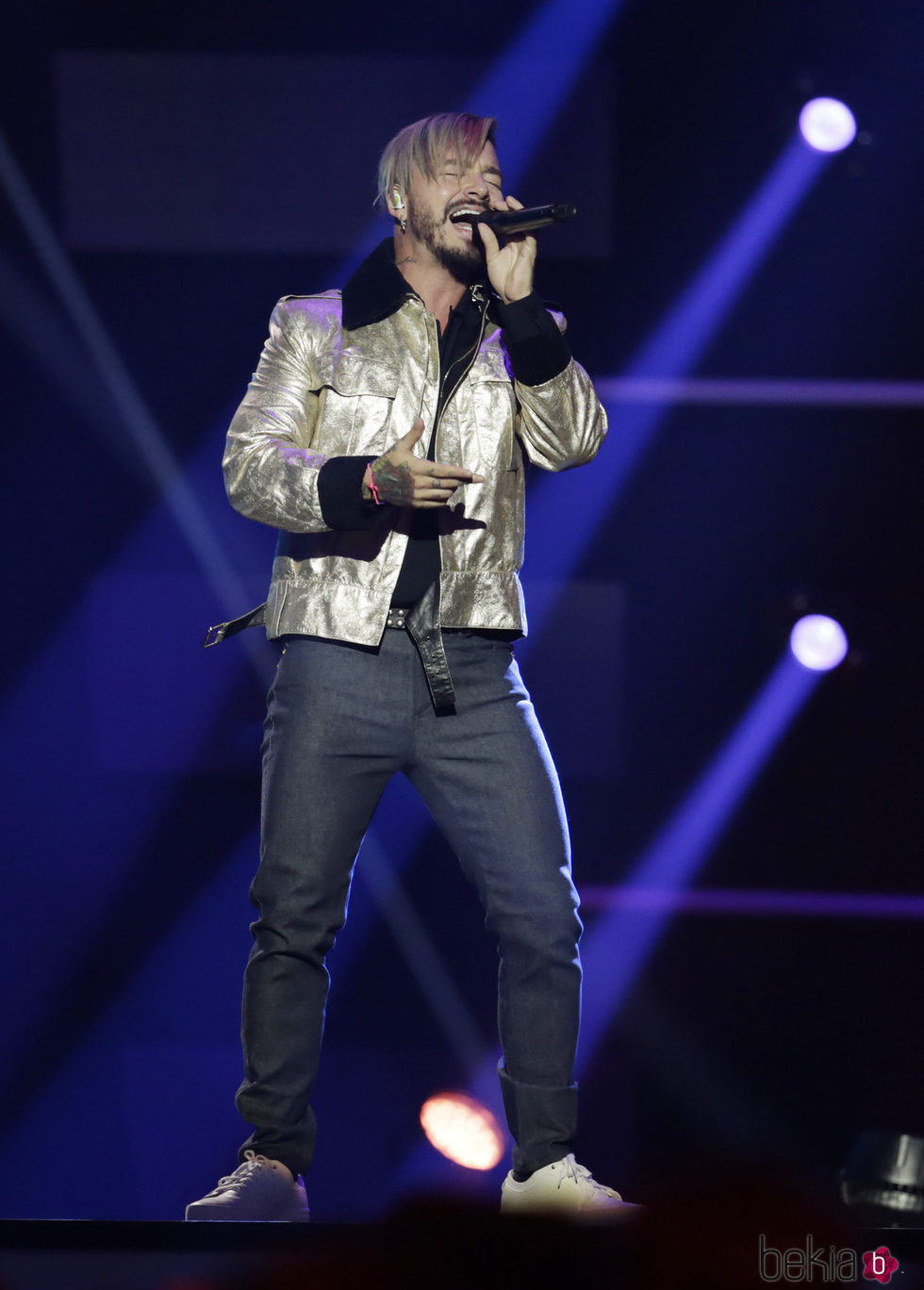 J Balvin actuando en los Billboard Latinos 2017