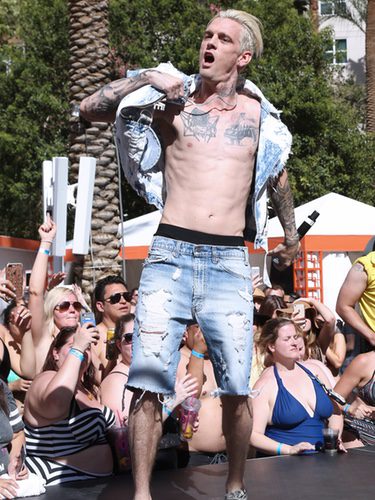 Aaron Carter actuando al aire libre en Las Vegas