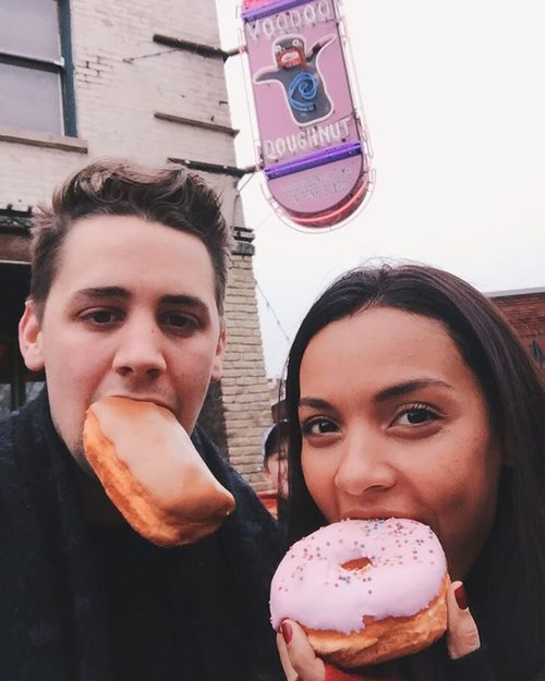 Jessica Lucas y su novio comiendo donuts