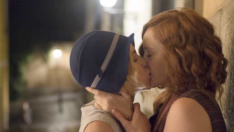 Ana Polvorosa y Ana Fernández besándose en una escena de 'Las chicas del cable'